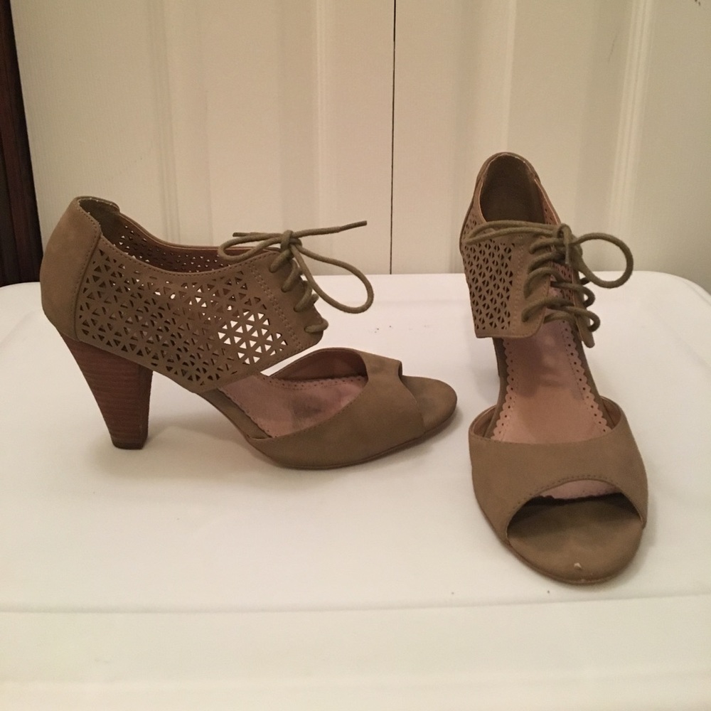 Restricted taupe sandals