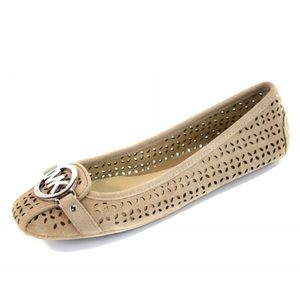 SALE 🌸 Michael Kors tan flats with silver emblem