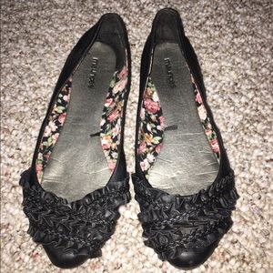 Black designed flats