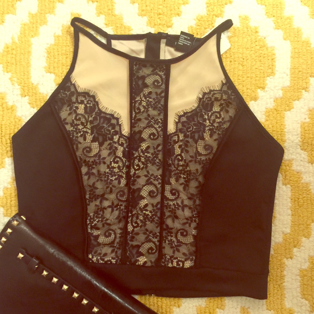 Beautiful Lace Panel Halter Top - Picture 5 of 8