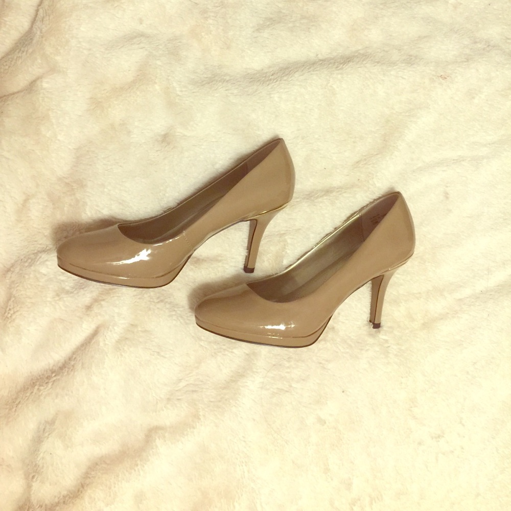 Size 6 1/2 Nude Tahari heels