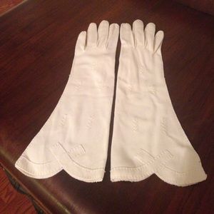Vintage scalloped long gloves