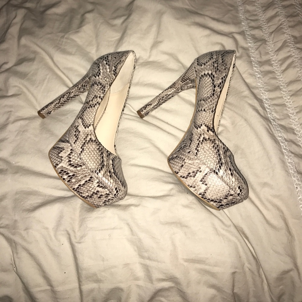 Guess snake skin platform pump