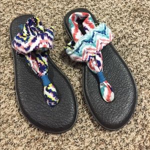 Super cute fun sanuk yoga mat sandals