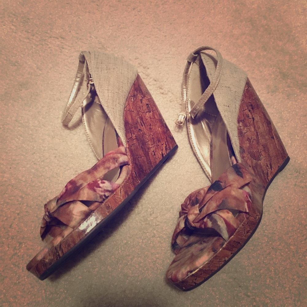 BKE Sole Wedge sandals tan & brown, mint condition