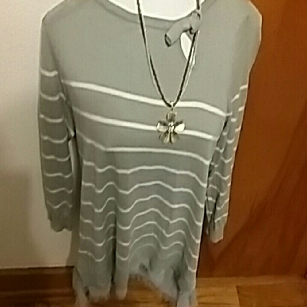 Ladies  Lauren Conrad asymmetrical 3/4 sleeve top