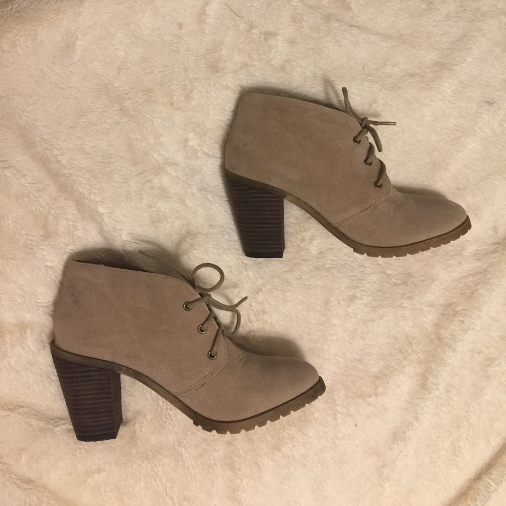 Size 6 taupe laced booties