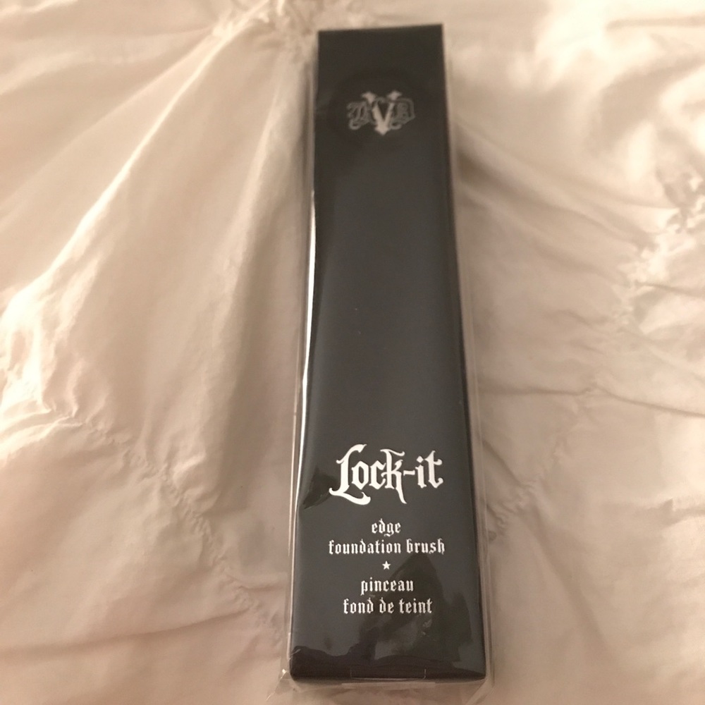 Kat Von D Lock-It Edge Foundation Brush