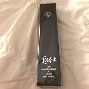 Kat Von D Lock-It Edge Foundation Brush