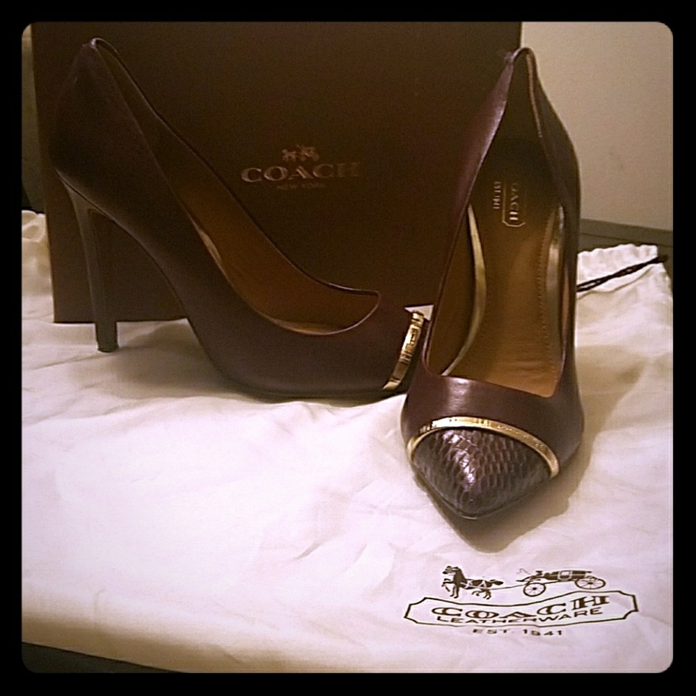 Coach Pumps