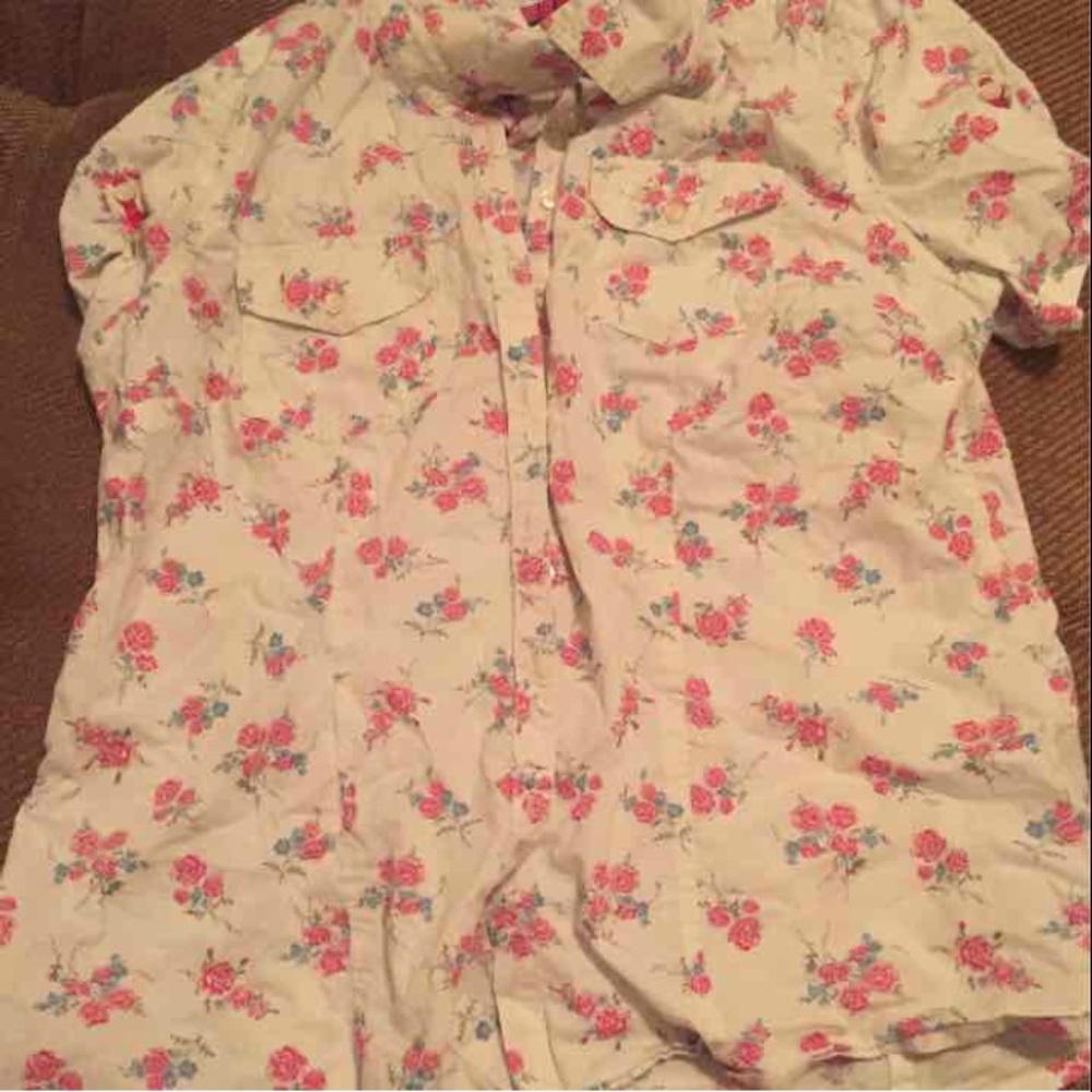Size medium button down floral shirt 😍❤️