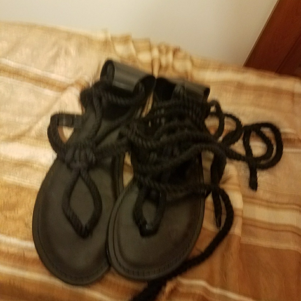 Blk thong sandals that lace up around the leg