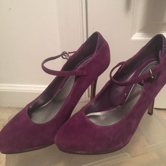 WHBM  elegant  suede pump; worn twice! 👠💗 - Picture 2 of 4