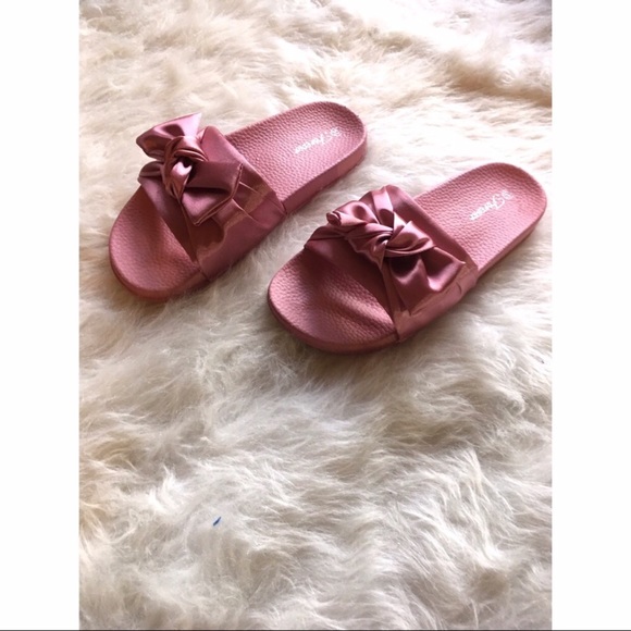 ✨2xHP✨ 🆑SALE🆑 ONE LEFT! SIZE 7 Pink Satin Slides - Picture 4 of 6