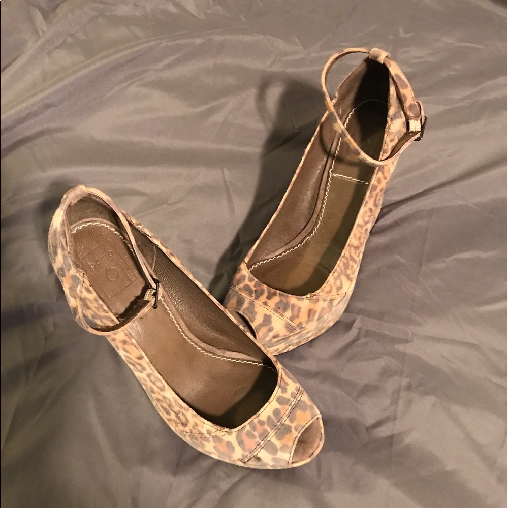 Women's shoes never worn