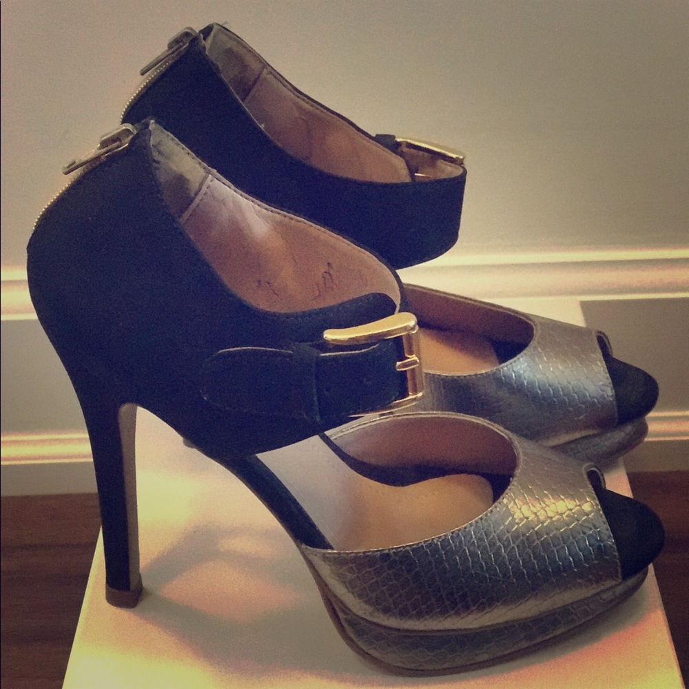 Never been worn Jorge Alex pumps!