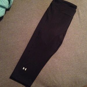 Black under armor capris