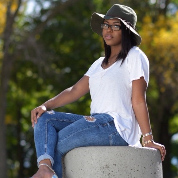 Meet your Posher, Sky - Picture 1 of 1