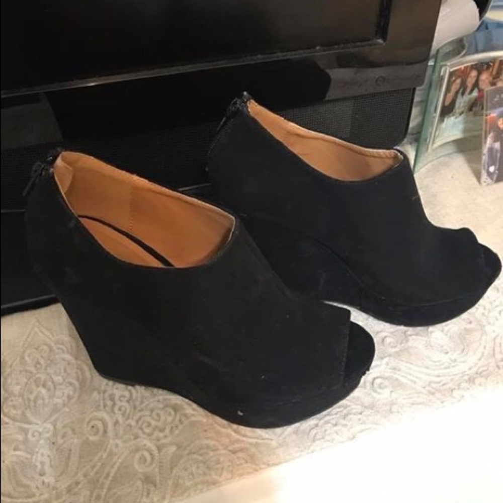 Black open toed wedges