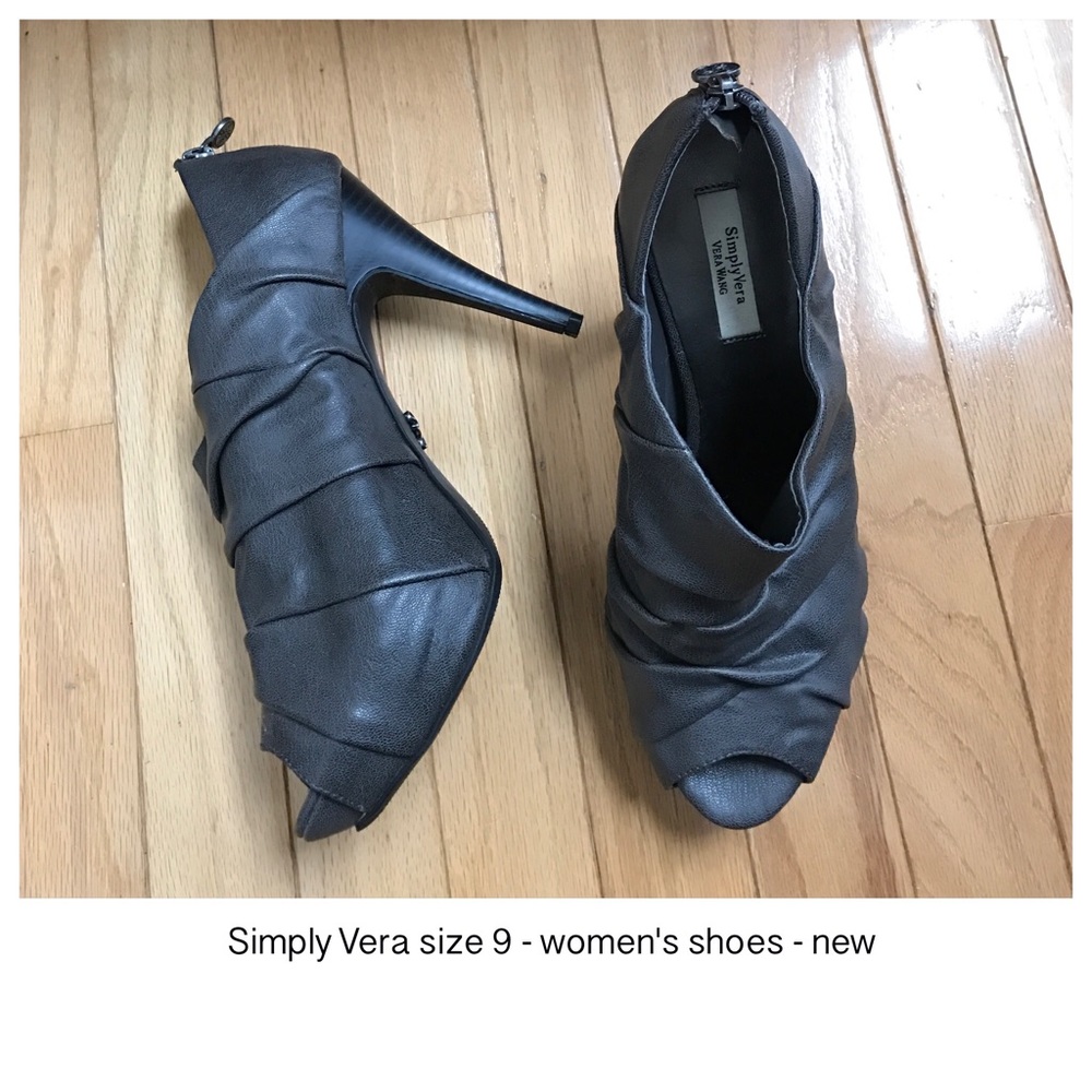 Simply Vera size 9 grey heels