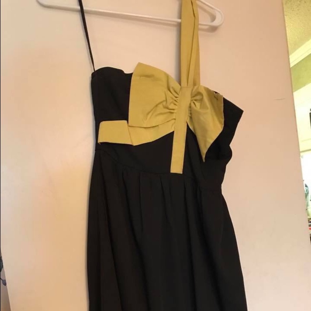 One shoulder yellow bow black bubble dress