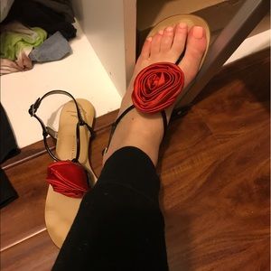 Red rose 🌹 T-strap sandal