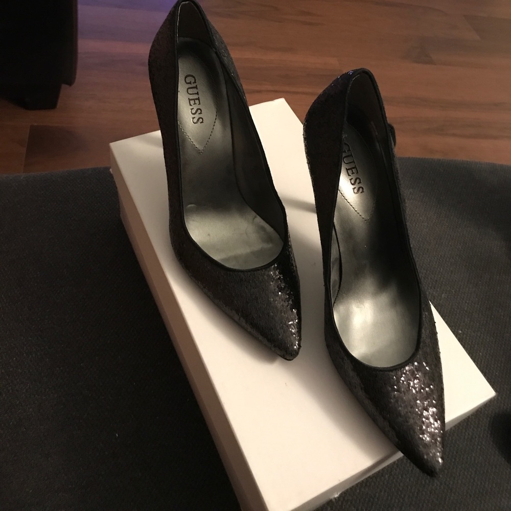 Guess pointed toe glittery shoes. Size 6.5