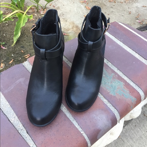 Cute cute F21 Booties with Metal Detail - Picture 2 of 6