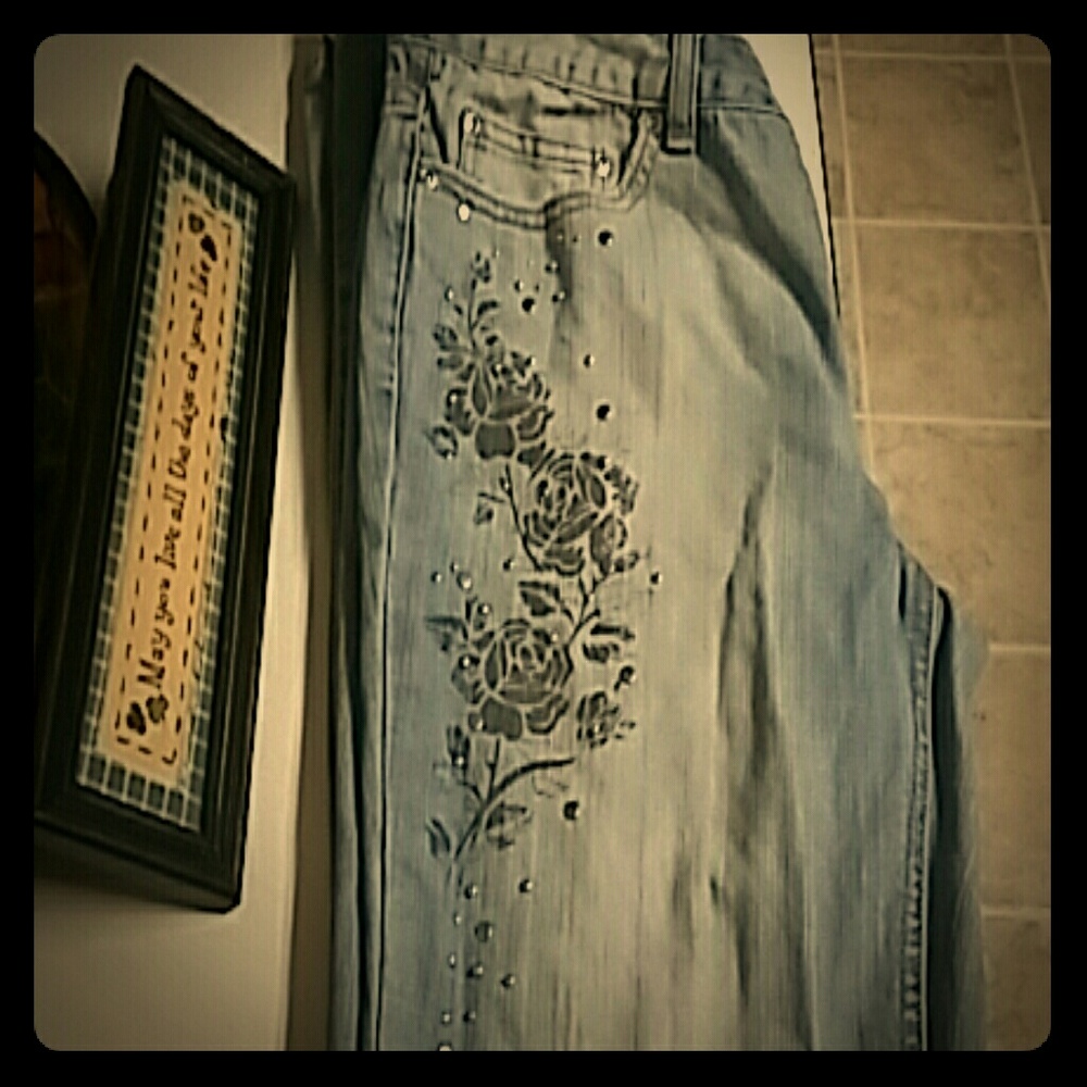 Ladies antique wash pattern & grommeted blue jeans