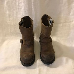 Frye Engineer 8R size 7.5 women's