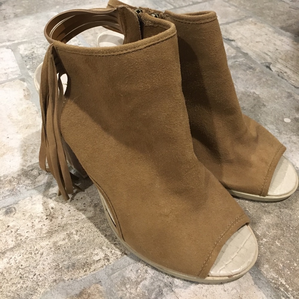 Tan open toe Aldo booties w/ fringe detail-7.5