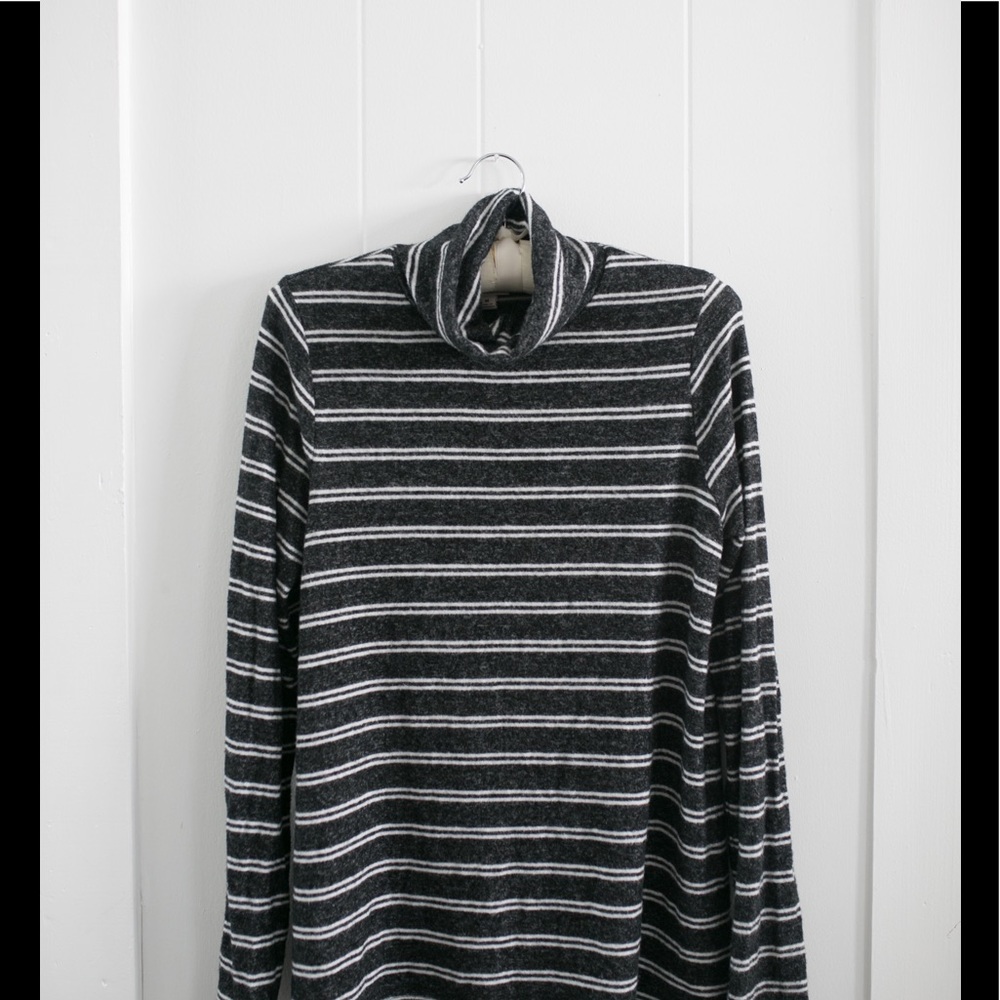 Grey & white swing turtleneck