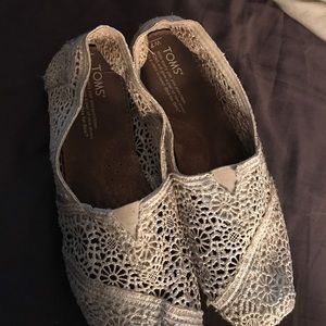 great condition white lace toms!!