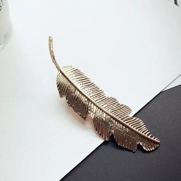 Gold color leaf hair clip - Picture 3 of 6