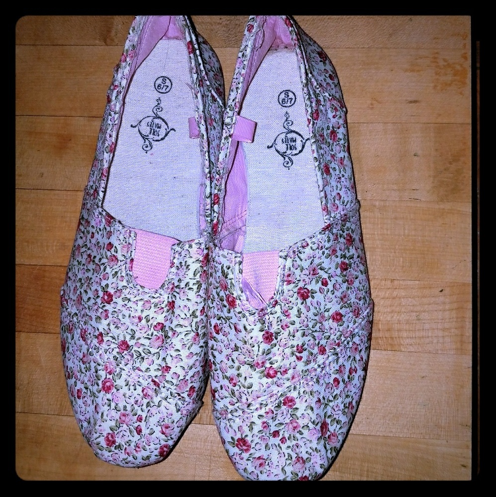 Adorable pink floral print canvas flats