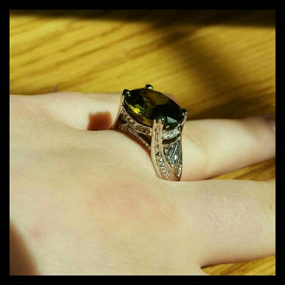 Silver Tone With Green Gem Ring [Size 9] - Picture 1 of 3