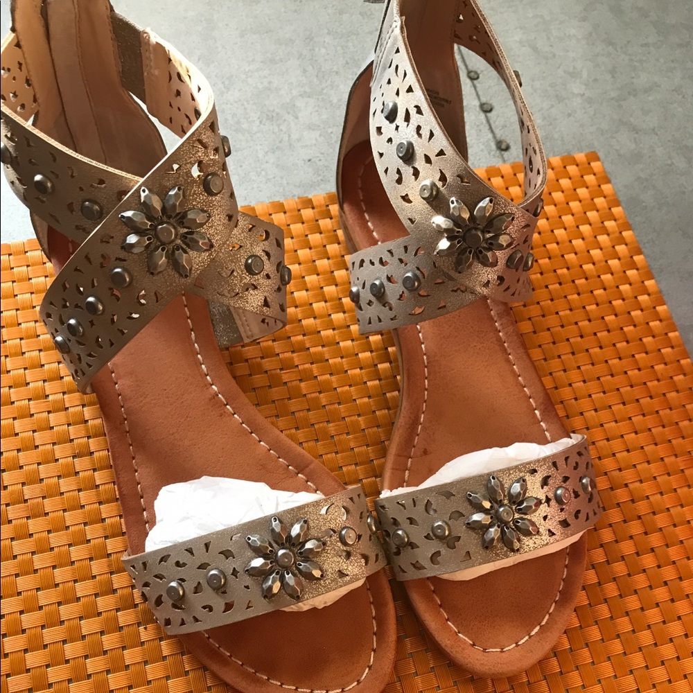 Woman's Guess Sandals