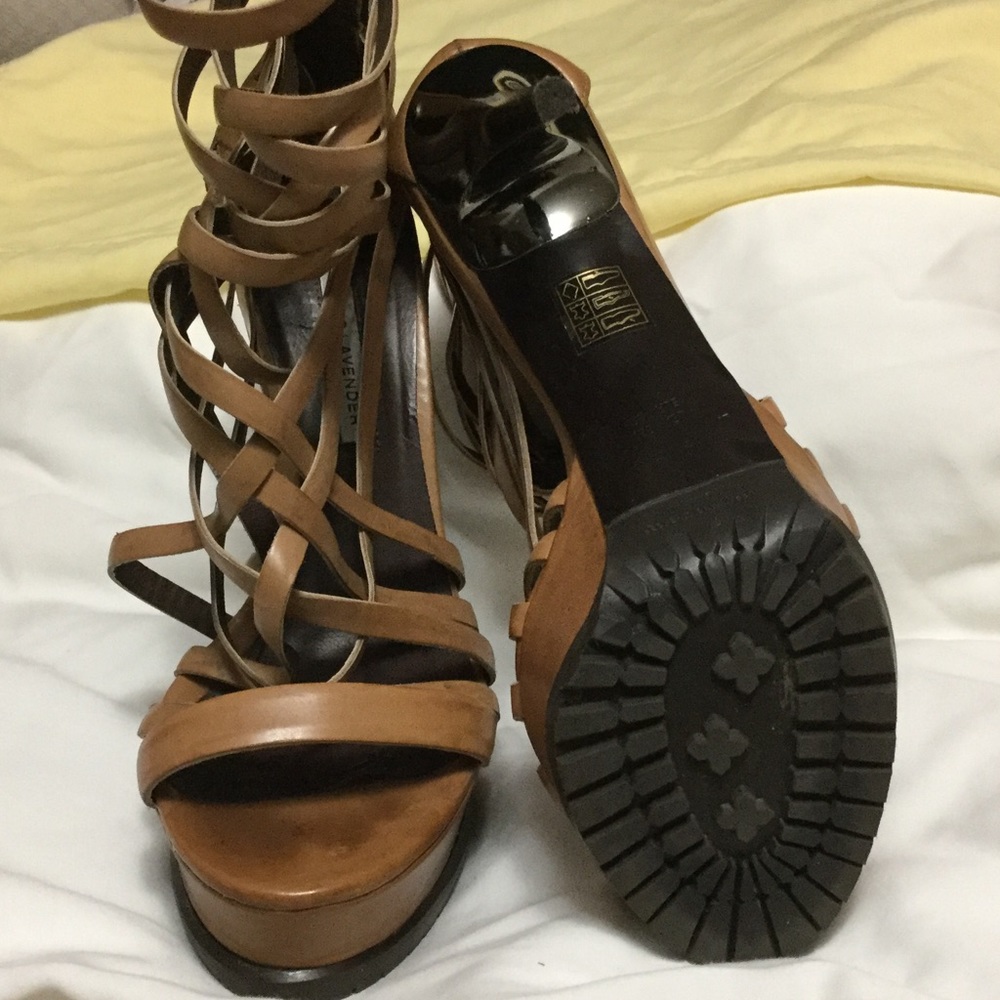 VERA WANG HEELS - Picture 3 of 4