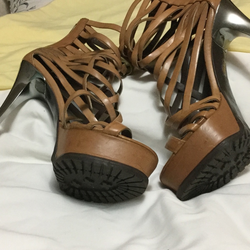 VERA WANG HEELS - Picture 4 of 4