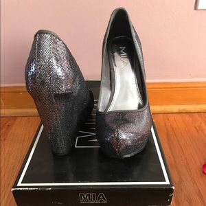 Grey sequin pumps
