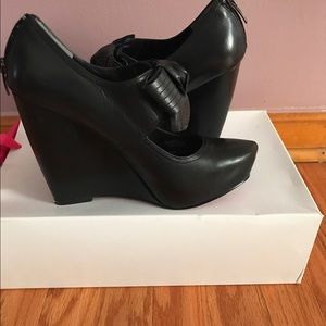 Black Paris Hilton Leather wedges