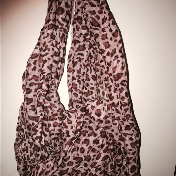 LIGHTWEIGHT CHEETAH PRINT INFINITY CIRCLE SCARF - Picture 1 of 3