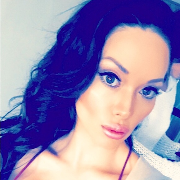 Meet your Posher, Andrea - Picture 2 of 3