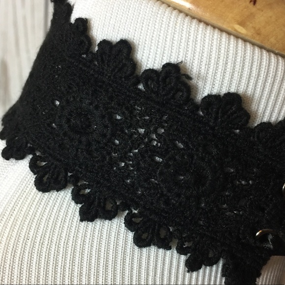 Floral laced Choker - Picture 2 of 2