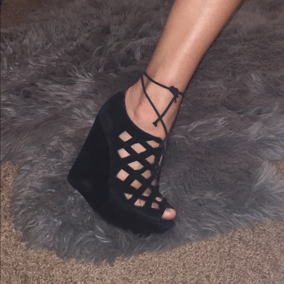 Black cut out Steve Madden wedges - Picture 1 of 2