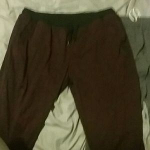 Clean maroon joggers go match with maroon 6s