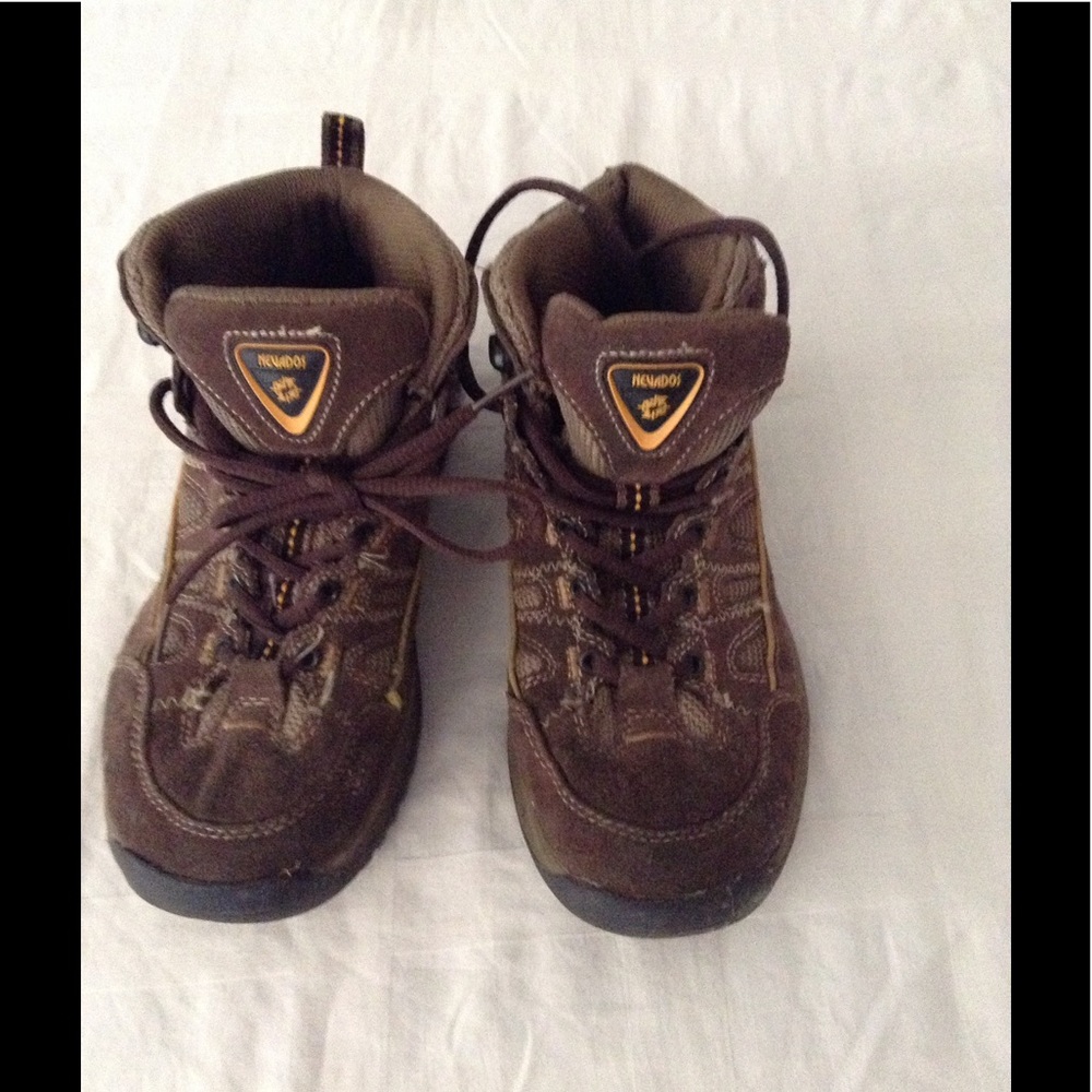 Nevados hiking boots