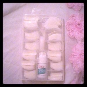 kiss nails with 200 nails and nail glue.