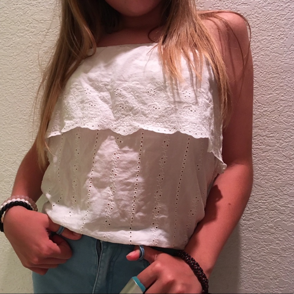 White sleeveless ruffle shirt