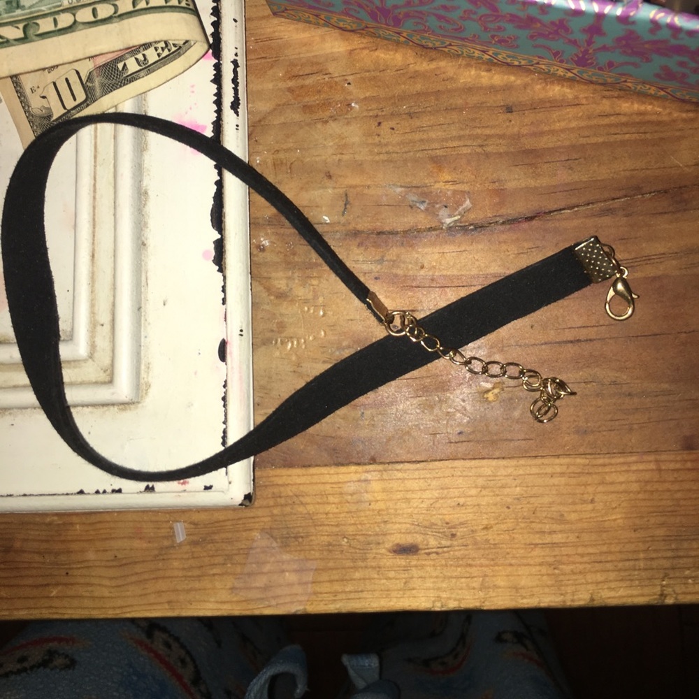 Velvet chocker